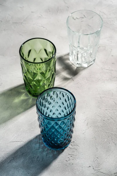 Tres Copas Geométricas Vidrio Colores Azules Verdes Transparentes Con Coloridos —  Fotos de Stock