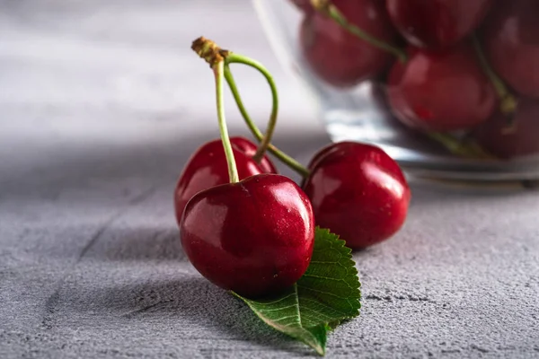 Rama Cereza Fresca Madura Cerca Las Cerezas Con Hojas Verdes — Foto de Stock