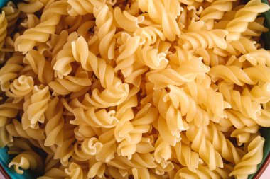 Çiğ buğday sarısı makarna dokusu, makro üst görünüm.