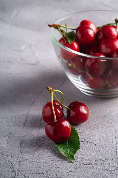Friss Érett Cseresznye Közelében Cseresznye Zöld Levelek Üvegtálban Nyári Vitamin — Stock Fotó