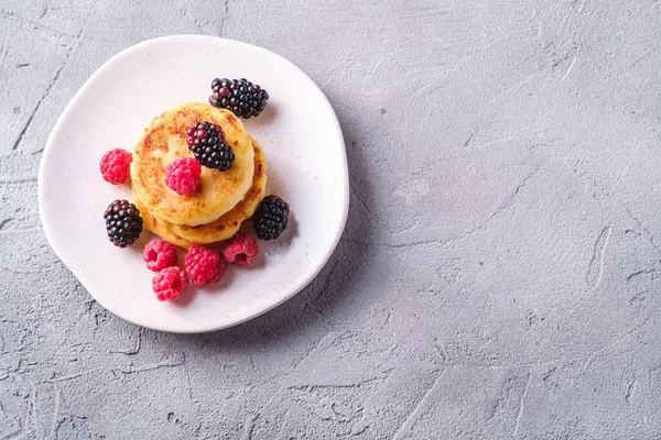 Quark Pfannkuchen Quark Krapfen Dessert Mit Himbeeren Und Brombeeren Teller — Stockfoto