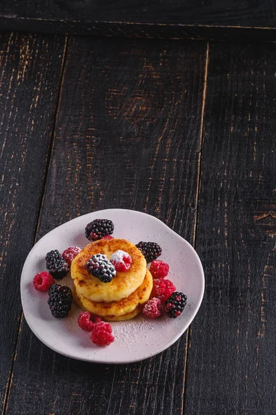 Cottage Cheese Pancake Serbuk Gula Curd Fritters Dessert Raspberry Blackberry Stok Gambar Bebas Royalti