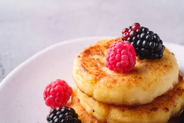 Quark Pfannkuchen Quark Krapfen Dessert Mit Himbeeren Und Brombeeren Teller — Stockfoto