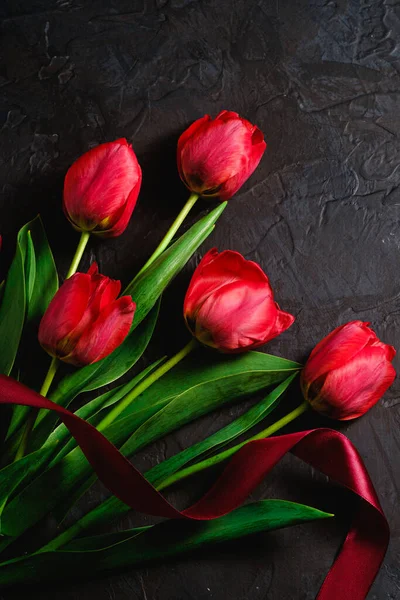 Red Bunch Tulip Flowers Red Ribbon Textured Black Background Top — Stock Photo, Image