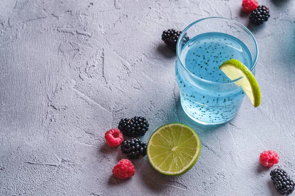 Minuman Koktail Berwarna Biru Lezat Dengan Biji Kemangi Chia Irisan Stok Gambar