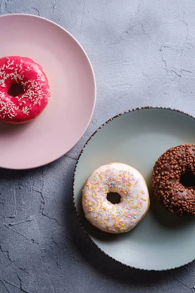 Drei Donuts Auf Tellern Schokolade Rosa Und Vanille Donut Mit — Stockfoto