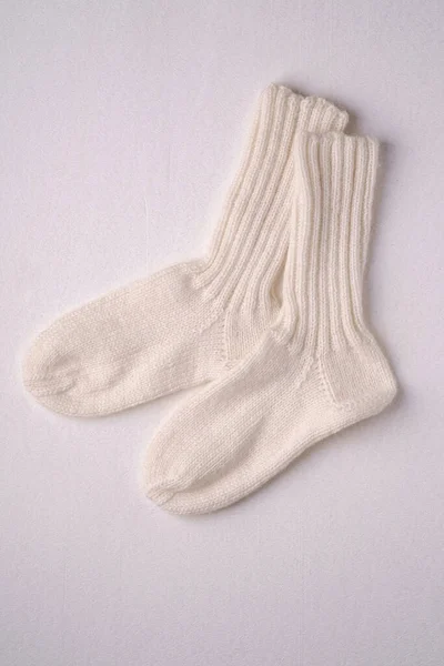 Paire Chaussettes Laine Tricotée Chaude Blanche Pour Hiver Froid Isolée — Photo