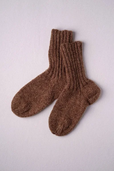 Hnědé Ručně Pletené Teplé Vlněné Ponožky Pár Pro Studenou Zimu — Stock fotografie