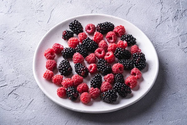 Ízletes Friss Érett Málna Szeder Bogyók Tányéron Egészséges Élelmiszer Gyümölcs — Stock Fotó