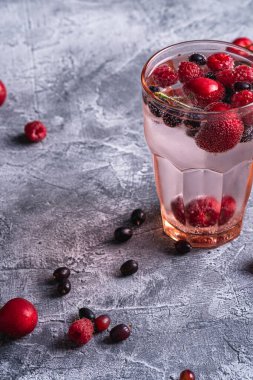 Taze soğuk, köpüklü, kiraz, ahududu ve frenk üzümlü, kırmızı camlı, beton kaplama, yaz diyeti içeceği, açı görüşlü.