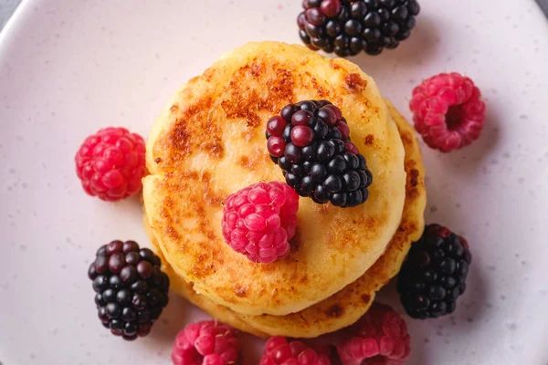 Quark Pfannkuchen Quark Krapfen Dessert Mit Himbeeren Und Brombeeren Teller — Stockfoto