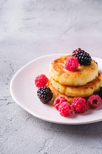 Pancake Keju Cottage Gorengan Dadih Makanan Penutup Dengan Raspberry Dan Stok Gambar
