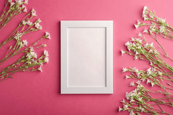 Mockup Bingkai Foto Kosong Putih Dengan Bunga Chickweed Telinga Tetikus Stok Gambar Bebas Royalti