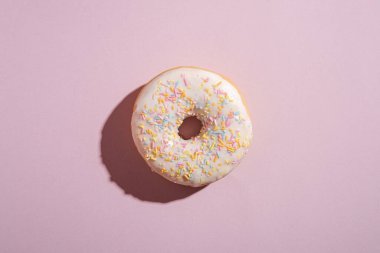 Vanilyalı çörek, tatlı jöleli tatlı, arka planda pembe, üstte fotokopi alanı