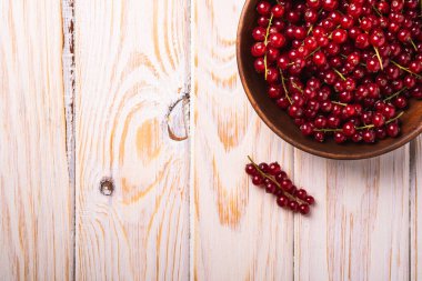 Tahta kasede taze üzümlü üzümler, ahşap masa arka planı, üst görünüm kopyalama alanı.