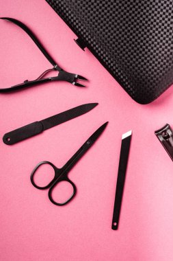 Manikür ve pedikür araçları ve aksesuarları dosya, üst görünüm, pembe arkaplan