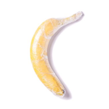 Plastik, ekoloji ve çevre kavramına sarılmış muz meyveleri
