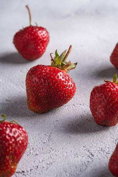 Frische Reife Erdbeerfrüchte Sommerliche Vitaminbeeren Auf Grauem Steinhintergrund Winkelansicht Makro — Stockfoto
