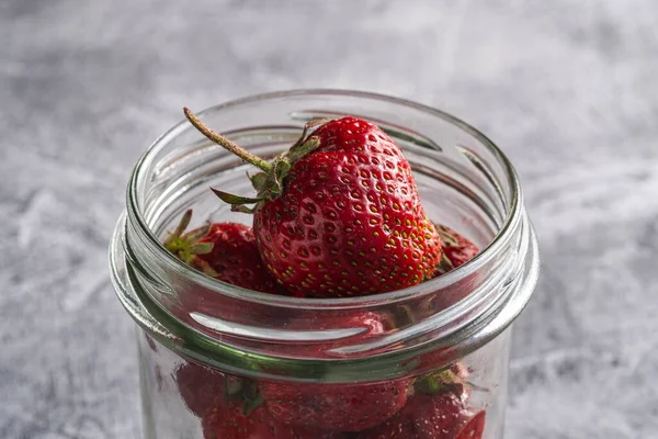 Frische Reife Erdbeerfrüchte Glas Sommerliche Vitaminbeeren Auf Grauem Steinhintergrund Winkelansicht — Stockfoto