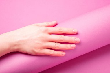 Güzel bir kadın eli taze manikür, deri ve tırnak bakımı konsepti, mor mizansen.