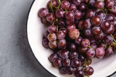 Taş zeminde taze üzümlü meyveler, üst görünüm makro.
