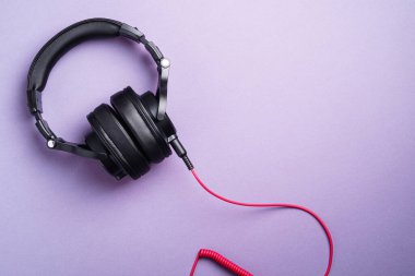 Menekşe arkaplanda klasik siyah kulaklıklar