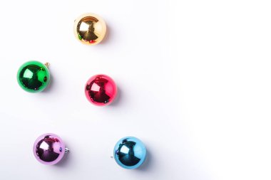 Yeni yıl kompozisyonu. Hediyeler, beyaz arka planda renkli top süslemeleri. Kış tatili konsepti. Düz konum, üst görünüm, kopyalama alanı