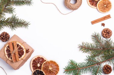 El yapımı Kraft kağıt hediye kutusu, kurutulmuş narenciye dilimleri, tarçın, anason, çam kozalakları ve köknar ağacı dalları ile Noel kompozisyonu.