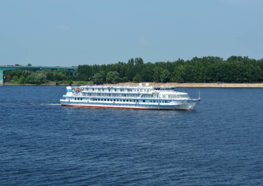 Bir yolcu gemisi güneşli bir günde nehirde..