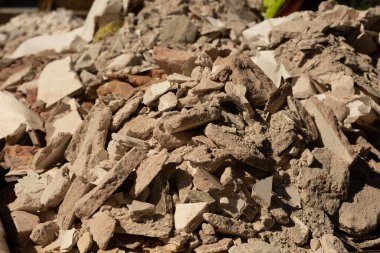 Metal bir konteynırdaki yıkım atığının moloz ve kırık alçısının yakın çekimi..