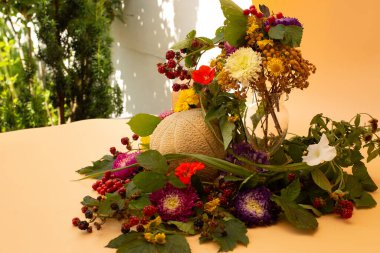 Balkabağı, vazo dolusu çiçek, böğürtlen ve sonbahar yapraklarıyla dolu kırsal bir hayat..