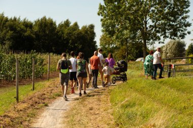 25 Eylül 2025 'te, Hollanda, Zundert yakınlarındaki kırsal bir yolda yürüyen bir grup çocuk ve puset..