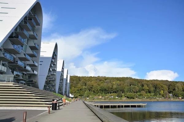 Vejle, Danimarka - 2020: Boelgen Vejle Havn 'da su boyunca uzanan patika.