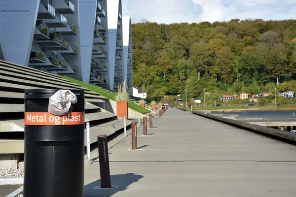 Vejle, Danimarka - 2020: Sürdürülemez geri dönüşümlü çöp kutusu.