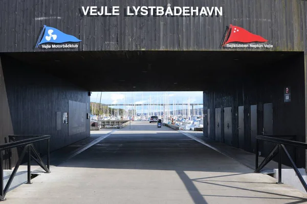 Vejle, Danimarka - 2020: Güzel bir yaz gününde Vejle Lystbaadehavn.