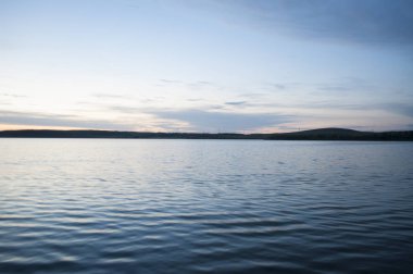 Göl üzerinde akşam gökyüzü