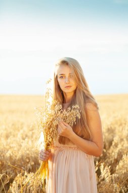 Buğday tarlasında bir kız    