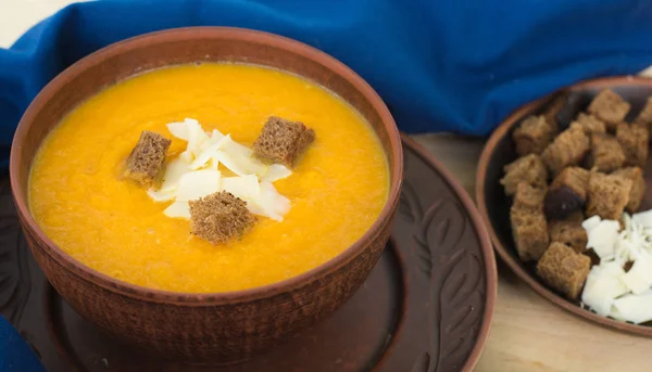 balkabağı çorbası püresi, ekmek ve peynir