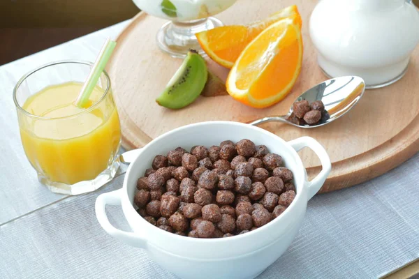 高速沢山乾燥朝食 チョコレート フレーク チョコレート シリアル ボール — ストック写真