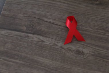 Kırmızı AIDS farkındalık kurdelesi. Dünya Gündüz ve Sağlık ve Tıp Konseptine Yardım Ediyor