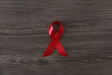Kırmızı AIDS farkındalık kurdelesi. Dünya Gündüz ve Sağlık ve Tıp Konseptine Yardım Ediyor