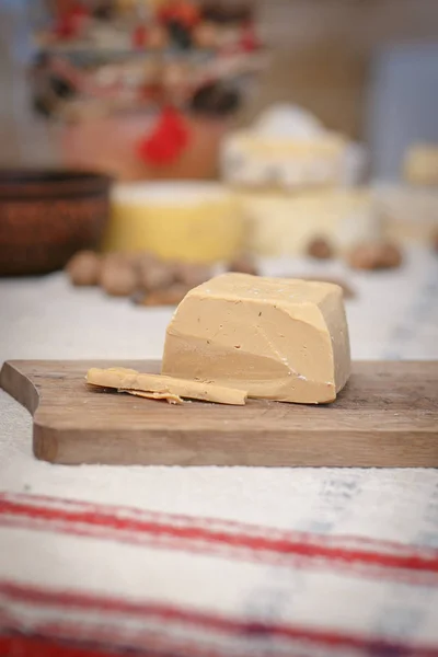 奶酪片 碎奶酪 牛奶酪 绵羊奶酪 — 图库照片