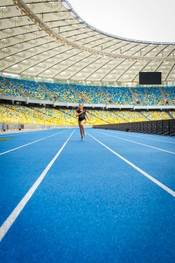 yaz, kız Stadı nda çalışır ve atlar