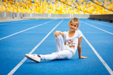 yaz, kız Stadı nda çalışır ve atlar