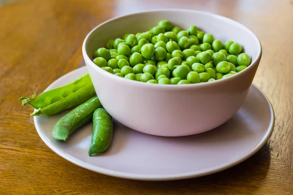 Cuenco Rosa Con Guisantes Verdes Tres Vainas Guisantes Encuentran Cerca —  Fotos de Stock