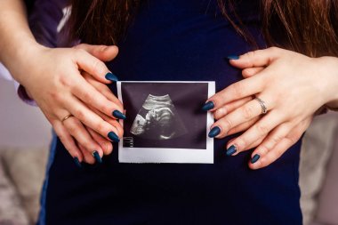 hamile kadın göbek arka planda karı koca elleri 