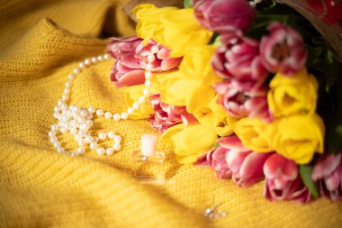 Pembe ve sarı lale buketi sarı örme kumaş üzerinde yalan