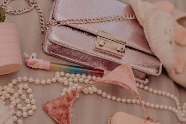 Kız şeyler Düz yatıyordu tonda görüntü 