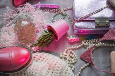 Kız şeyler Düz yatıyordu tonda görüntü 