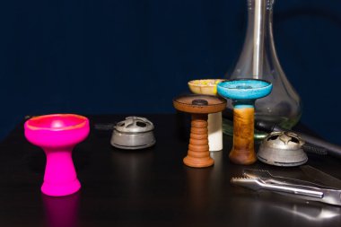 Nargile ve dört farklı nargile kase ve kalaud masada c